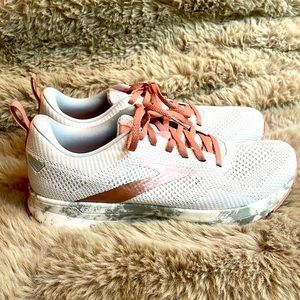 NEW in box. Brooks Revel 5 Energize Sneaker Size 9.5 Coral 1203611B415